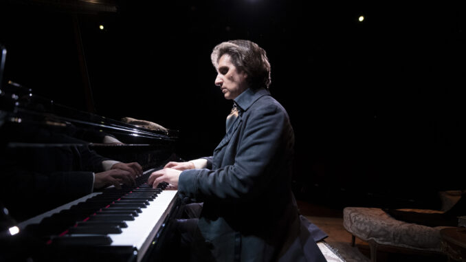 Hershey Felder występuje w roli polskiego kompozytora Fryderyka Chopina w Writers' Theatre – Splash Magazines